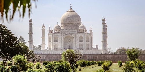 Picture of the Taj Mahal on a sunny day.